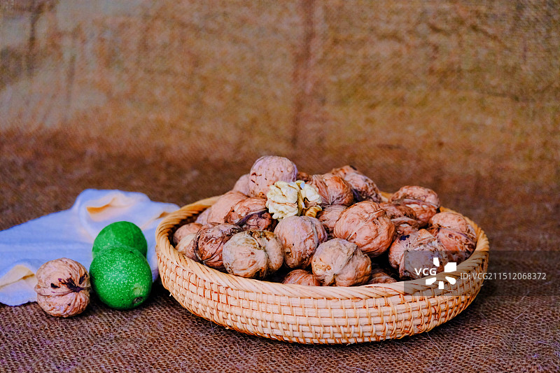 竹盘里成熟的新鲜核桃图片素材