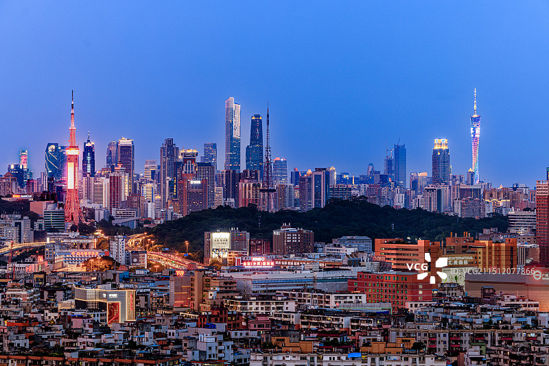 旧电视塔与新电视塔图片素材