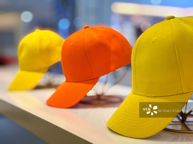 桌子上的帽子特写镜头图片素材