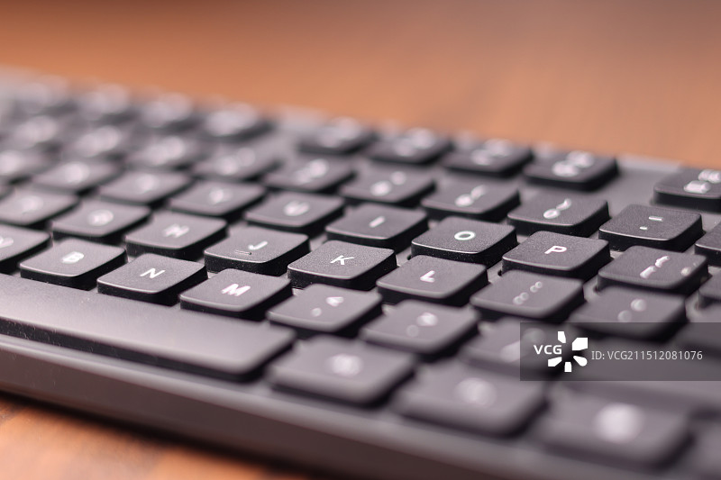 桌上电脑键盘的高角度视图图片素材
