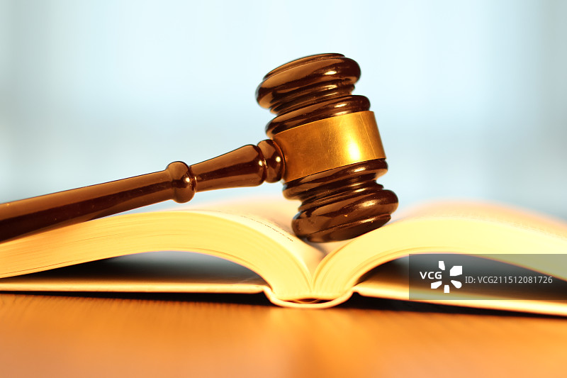 木桌上有木槌的书的高角度视图图片素材