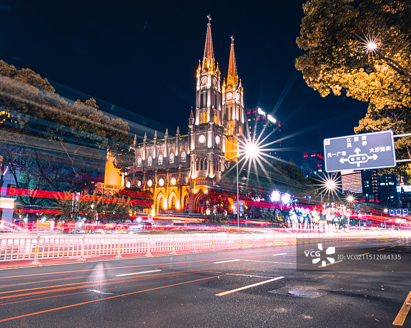 天主教堂前的车水马龙图片素材