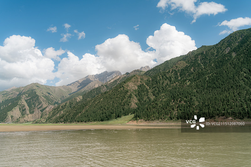 山与山谷，绿野之间（独库沿路）图片素材