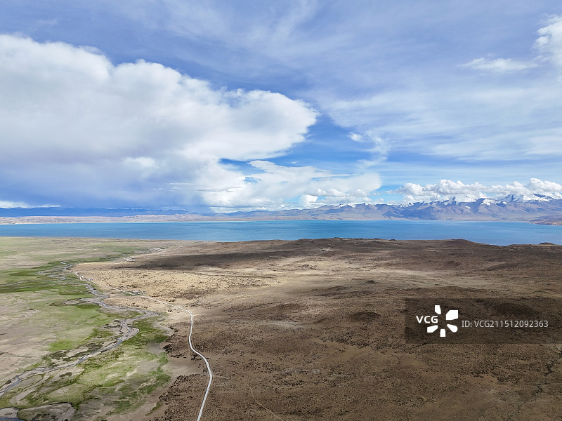 玛旁雍错与群山图片素材