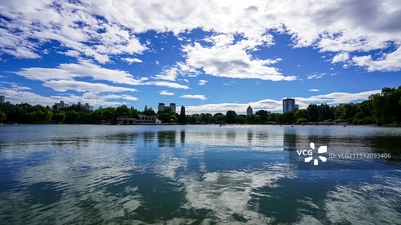 北京紫竹院公园夏日景观 蓝天白云倒映湖面图片素材