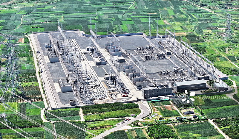 航拍镜头下的山东省枣庄市山亭区1000千伏特高压交流输变电工程图片素材