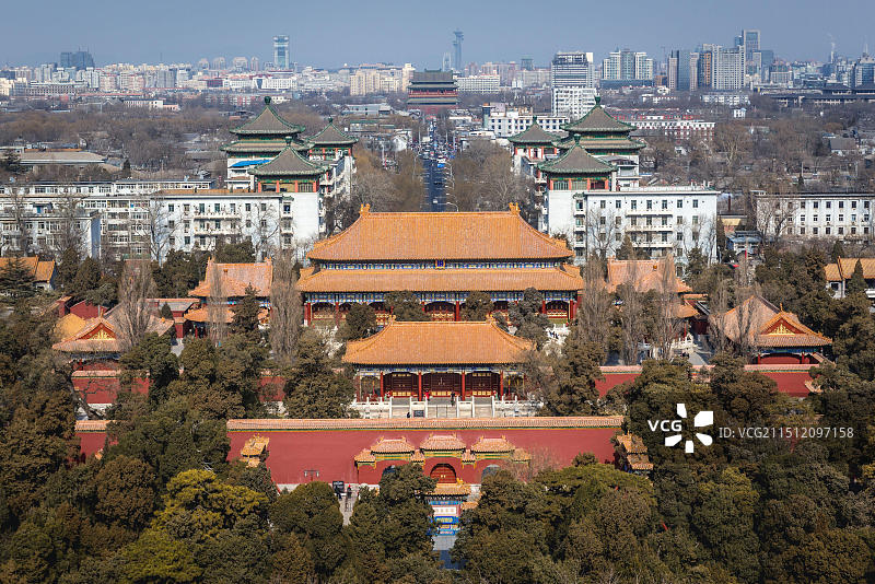 中国北京景山公园寿皇殿万春亭鸟瞰图，背景为鼓楼图片素材