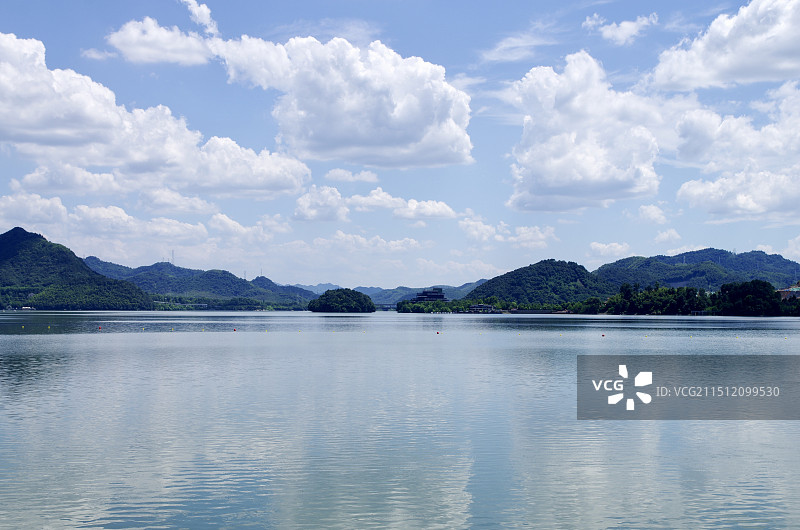 蓝天白云下的青山绿水图片素材