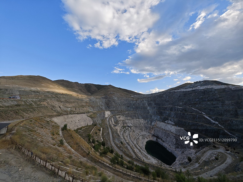 可可托海三号矿坑图片素材