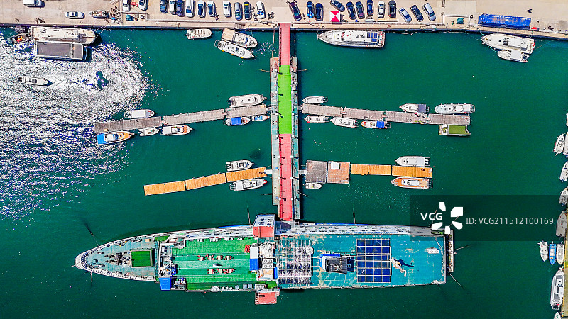 威海停泊在港口的船只的鸟瞰图图片素材
