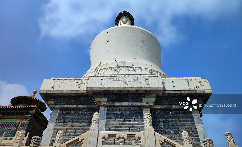 北海公园-白塔正面仰望特写图片素材