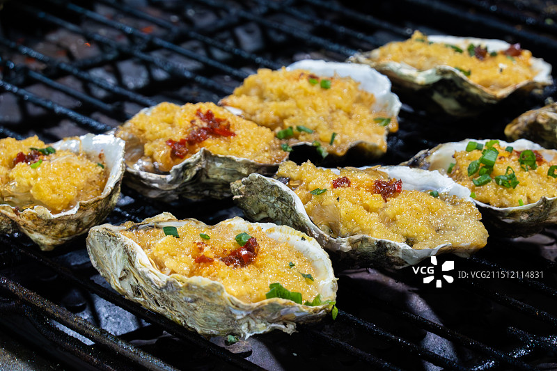 炭火烤生蚝图片素材