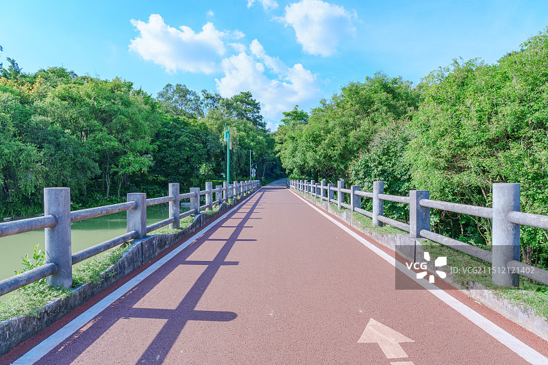 广西南宁狮山公园湖泊水库堤坝公路跑道图片素材