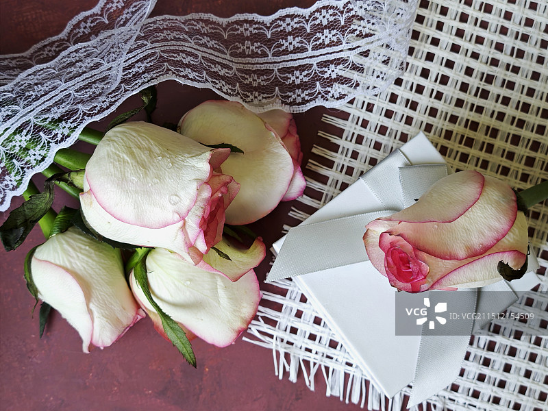 静物：七夕快乐·情人节礼物（玫瑰花与礼物）图片素材