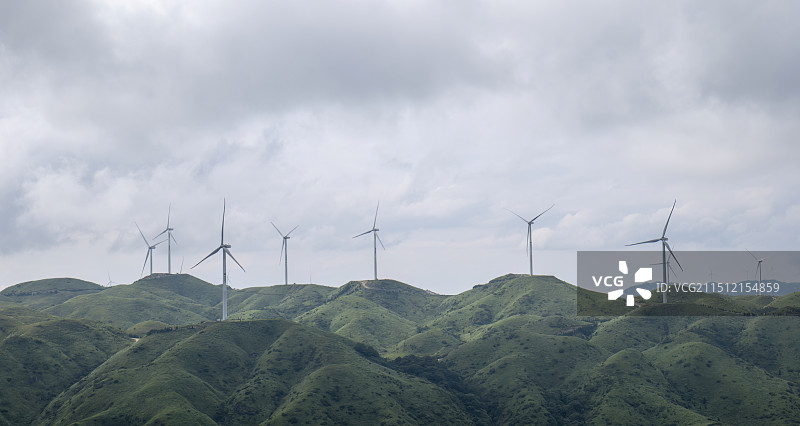 绿色清洁能源风车山风力发电图片素材