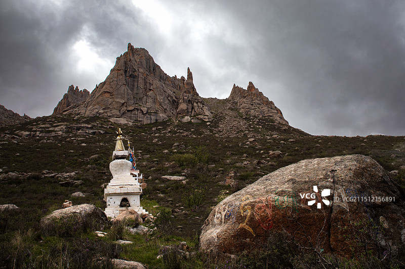 莲宝叶则的白塔和六字真言图片素材