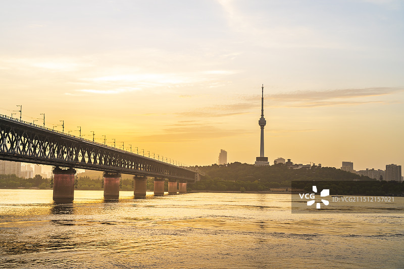武汉长江大桥的日落黄昏图片素材