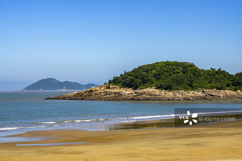 浙江普陀山风景名胜区百步沙海滨浴场礁石沙滩风光图片素材