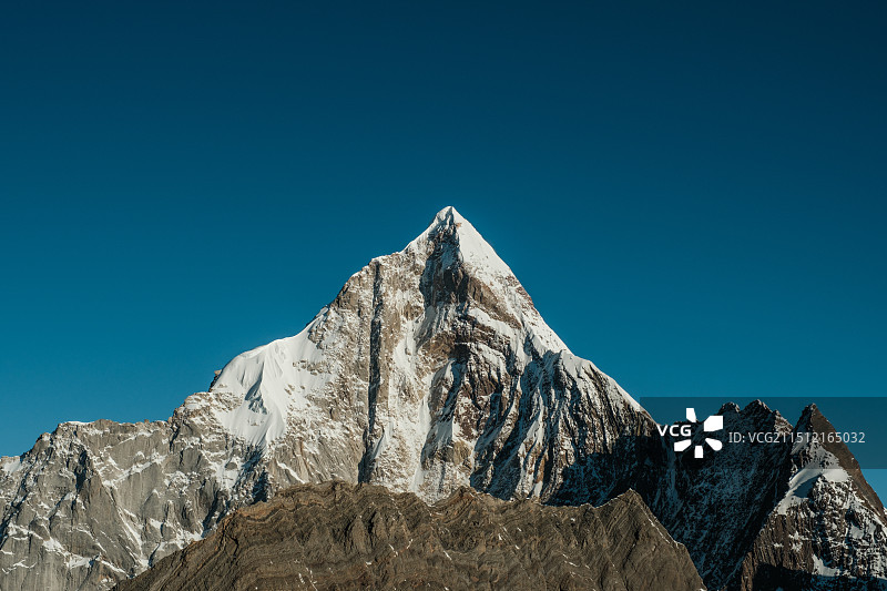 在四姑娘山二峰山巅近看幺妹峰图片素材