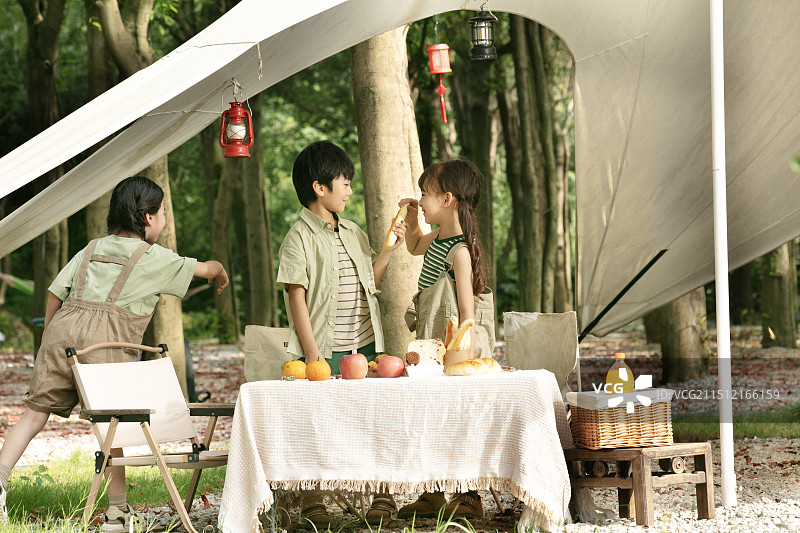 坐在天幕下补充能量的小朋友图片素材