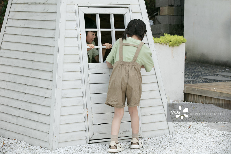 锁在风车屋里的两个小朋友图片素材