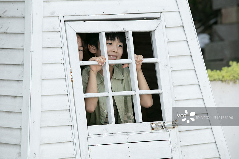 锁在风车屋里的两个小朋友图片素材