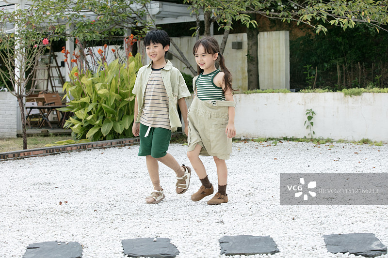 肩并肩奔跑的两个小朋友图片素材