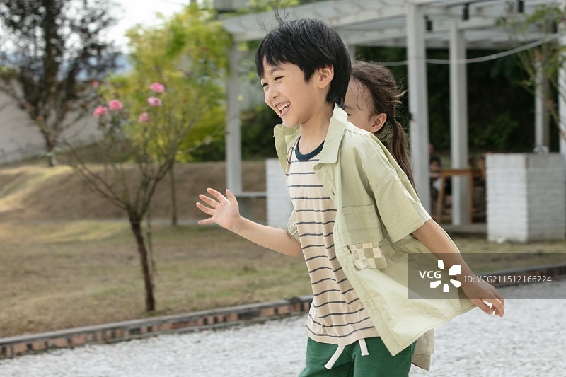 肩并肩奔跑的两个小朋友图片素材