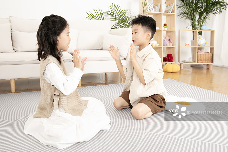 玩手拍手游戏的小朋友图片素材