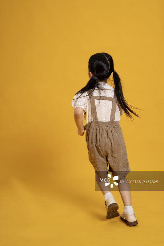 奔跑着的小女孩图片素材
