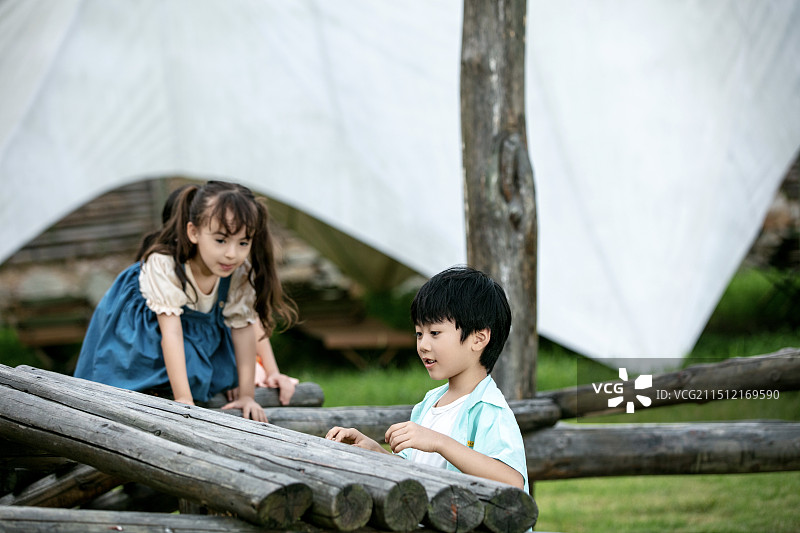 在独木桥上走来走去的小朋友图片素材