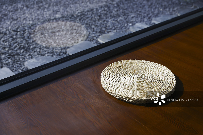 窗户边的竹编坐垫图片素材