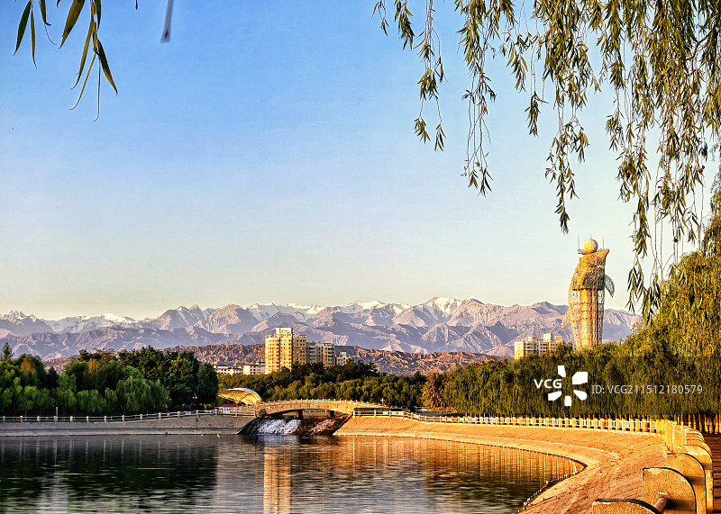 祁连山下嘉峪关东湖景色图片素材