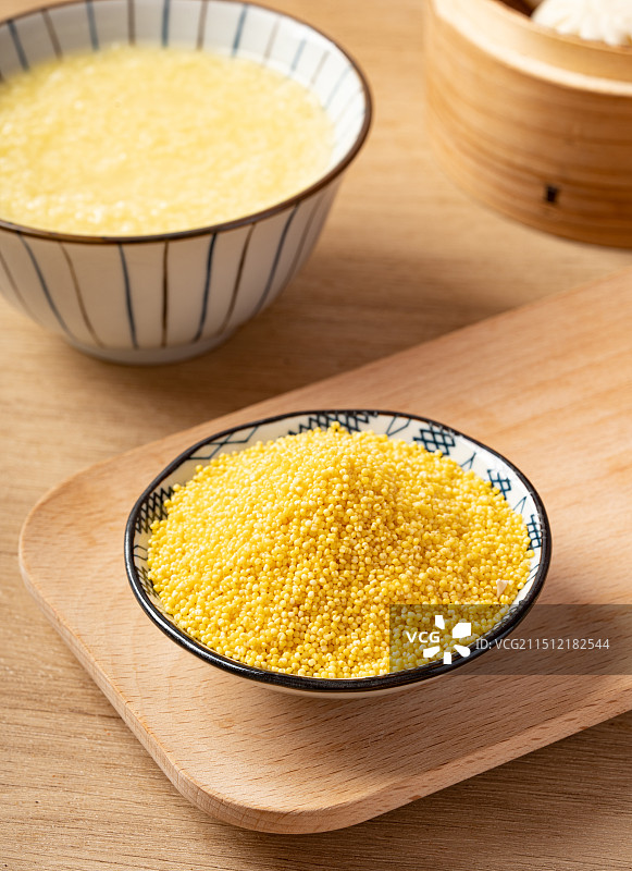 木板上一碗小米图片素材