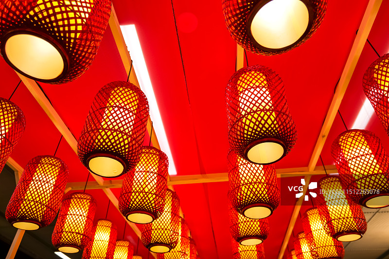 成排的红色复古灯具图片素材