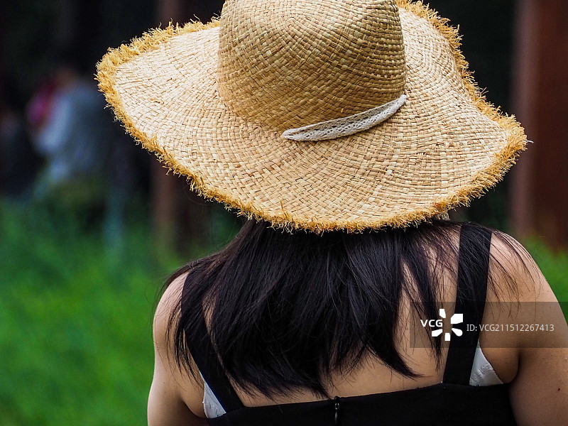 戴帽子的女人的后视图图片素材
