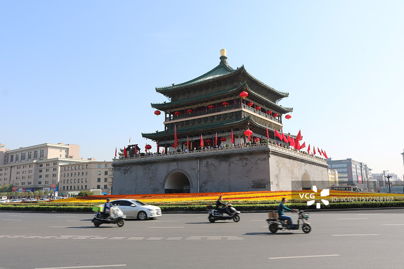 西安钟楼及附近街道图片素材
