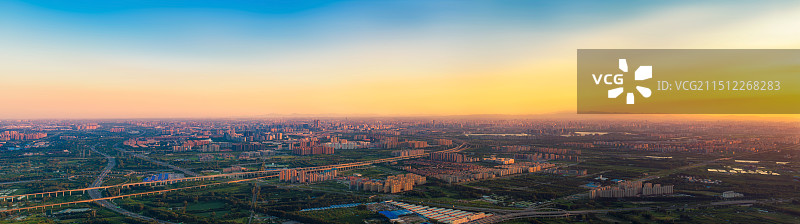 河南，郑州市，都市天际线，城市全景，始祖山，伏羲山，郑州天际线，地标建筑，米字型高铁，交通枢纽，航拍图片素材