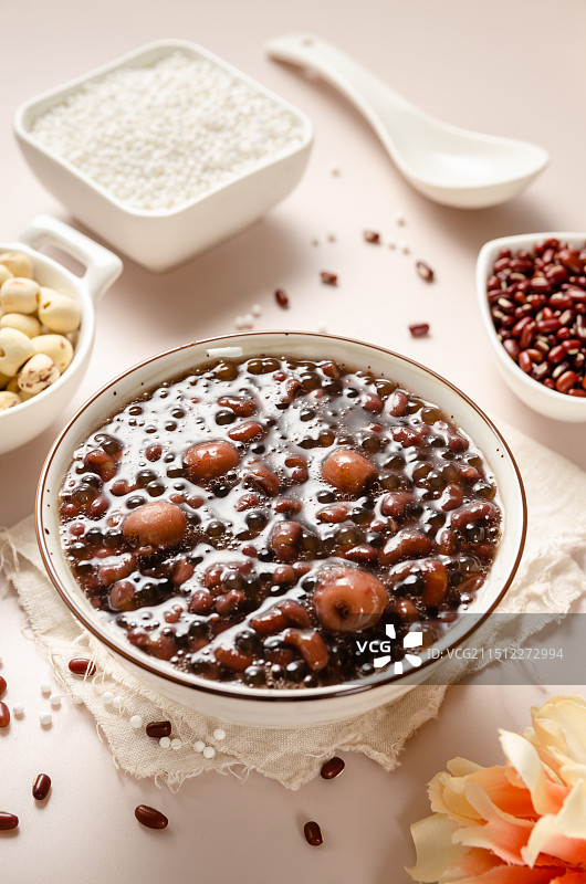 广东甜品红豆莲子西米露和食材放在一起图片素材