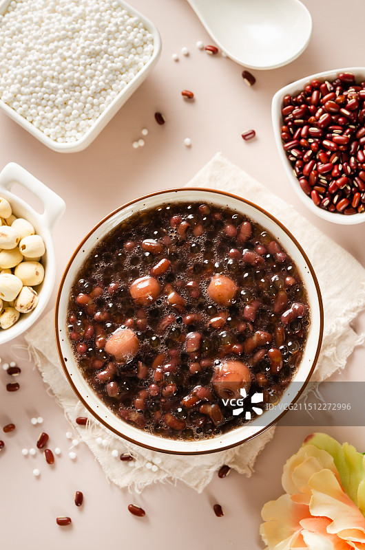 广东甜品红豆莲子西米露和食材放在一起图片素材