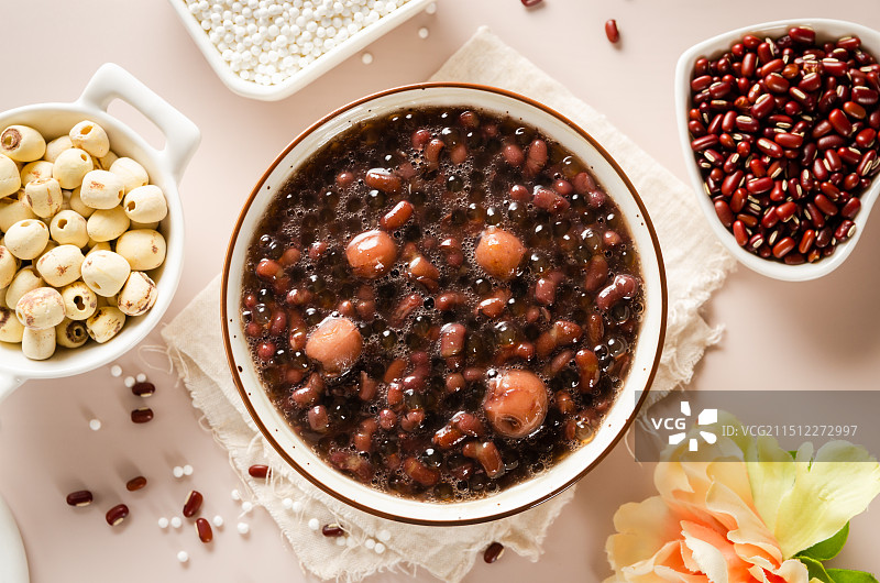 广东甜品红豆莲子西米露和食材放在一起图片素材