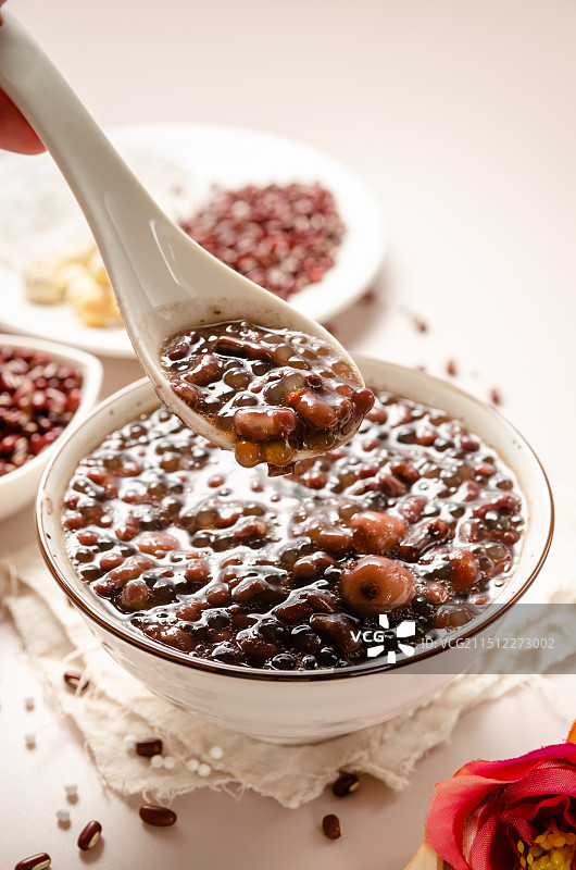 广东甜品红豆莲子西米露和食材放在一起图片素材