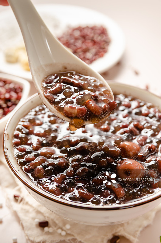 广东甜品红豆莲子西米露和食材放在一起图片素材