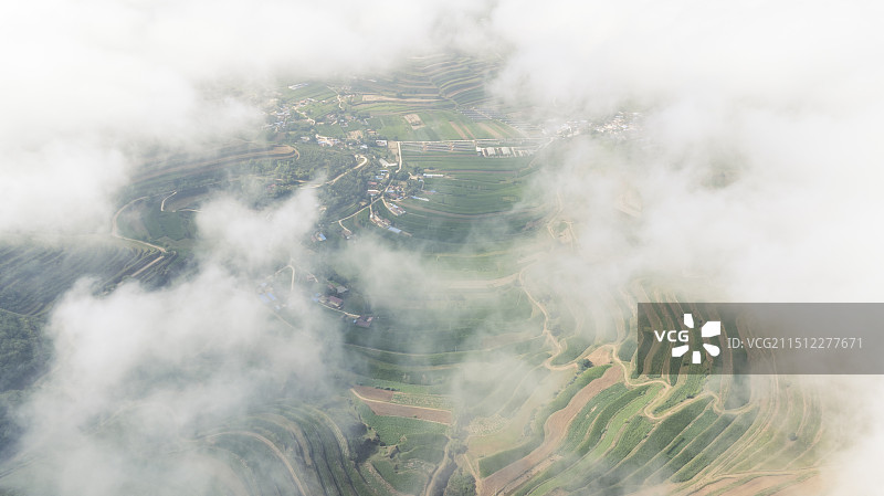 云雾中的渭源县樊家屲村图片素材