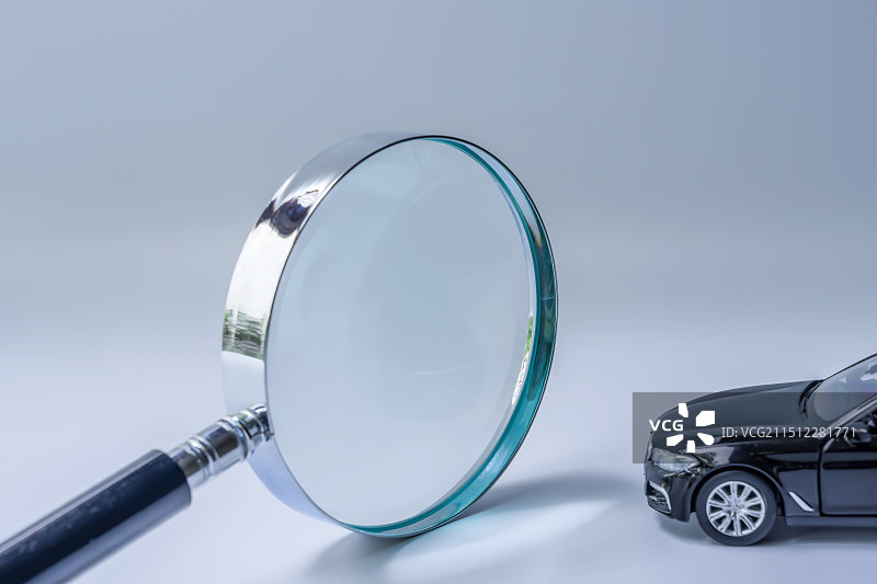 放大镜、黑色汽车与白色背景图片素材
