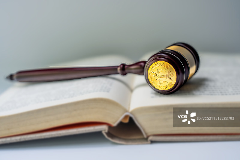 法槌、木锤与法律书籍图片素材