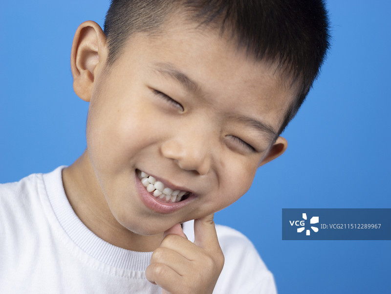 小朋友刷牙牙疼爱牙日图片素材