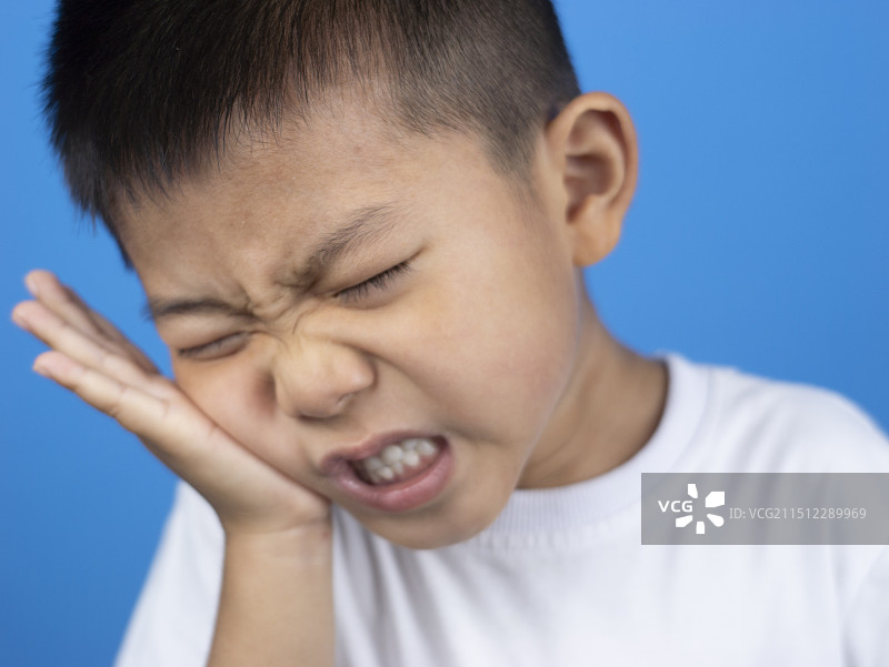 小朋友刷牙牙疼爱牙日图片素材