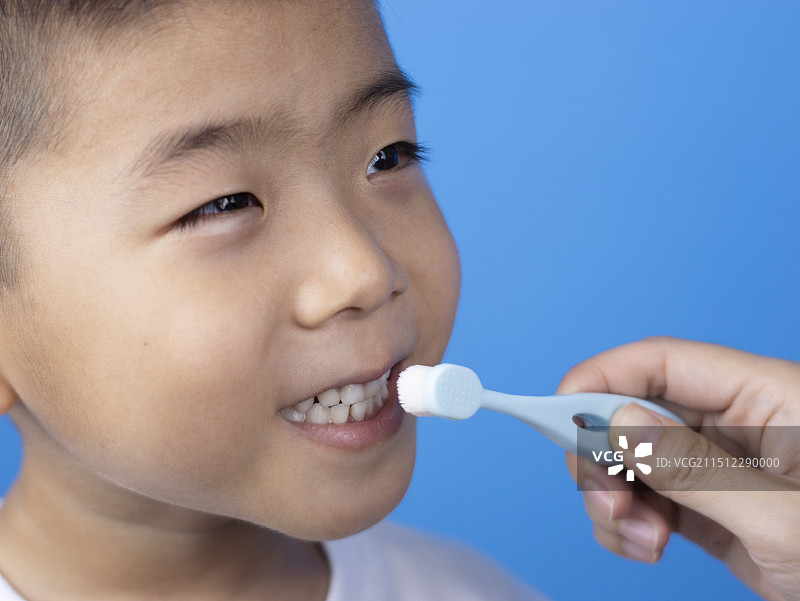 小朋友刷牙牙疼爱牙日图片素材