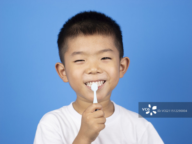 小朋友刷牙牙疼爱牙日图片素材